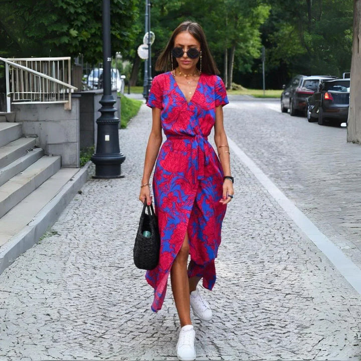 Zorelle - Elegancka Sukienka z Dekoltem w Serek i Modelującym Krojem